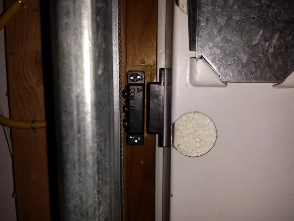 Garage switch Idiot’s Guide to a Raspberry Pi Garage Door Opener